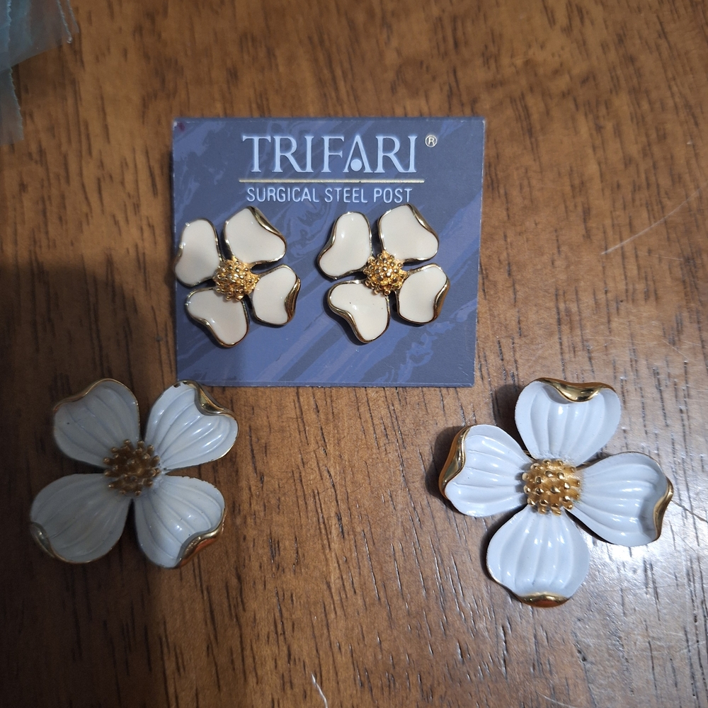 Trifari Gold and Cream Flower Necklace